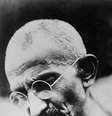 <p>Mahatma Gandhi, grande defensor do princípio de não agressão como forma de protesto</p>  Foto: AFP