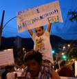 <p>Cerca de 300 pessoas se concentram na favela da Rocinha, no Rio, antes de início de passeata</p>  Foto: Daniel Ramalho / Terra