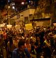 <p>Ao passar pela favela do Vidigal, moradores da Rocinha ganharam adesão de diversos manifestantes no Rio</p>  Foto: Daniel Ramalho / Terra