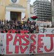 O manifesto, organizado pelo Movimento do Passe Livre (MPL) na capital catarinense, reúne em sua maioria estudantes da Universidade Federal de Santa Catarina (UFSC) e integrantes de partidos políticos de esquerda  Foto: Fabricio Escandiuzzi / Especial para Terra
