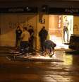 <p>Técnicos consertam porta depredada durante confrontos no Centro de Porto Alegre</p>  Foto: Felipe Schroeder Franke / Terra