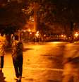 <p>Jovens atiram pedras contra&nbsp;policiais&nbsp;sobre o viaduto da rua Duque de Caxias na noite de segunda-feira</p>  Foto: 22 de junho -  / Terra