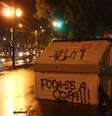 <p>Coletor de lixo arrastado e pichado no meio da Avenida Borges de Medeiros, no Centro Histórico de Porto Alegre</p>  Foto: Felipe Schroeder Franke / Terra