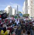 <p>Multidão se aglomera em BH em manifestação no dia da primeira semifinal</p>  Foto: EFE