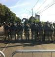 <p>Policiais tentaram impedir passagem de manifestantes</p>  Foto: Fábio de Mello Castanho / Terra