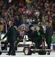 Mandela e a sua mulher, Graça Machel, acenam ao chegarem para cerimônia de encerramento da Copa do Mundo de 2010 no estádio Soccer City, em Soweto, em 11 de julho  Foto: AFP