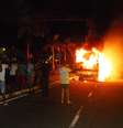 Um ônibus da Viação Modelo foi parado por alguns manifestantes, que começaram a depredação  Foto: Tirzah Braga / Especial para Terra