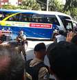 <p>Torcida fez festa para ônibus diante de hotel, mas delegação saiu por porta traseira de estabelecimento</p>  Foto: Celso Paiva / Terra