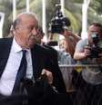 Técnico Del Bosque e restante da seleção espanhola chegaram ao hotel no Rio às 12h55  Foto: Mauro Pimentel / Terra