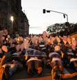 Neste mês, a atividade principal foi juntar 242 pessoas deitadas no asfalto, quase embaixo do viaduto Evandro Behr, no Centro de Santa Maria  Foto: Luiz Roese / Especial para Terra