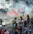 Cena de um dos muitos confrontos entre policiais e manifestantes ocorridos ao longo do torneio na cidade  Foto: Mauro Pimentel / Terra
