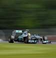 <p>Britânico superou concorrência na Mercedes e conquistou a pole position em casa</p>  Foto: Getty Images 