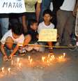 <p>Crianças bolivianas acendem vela durante protesto pela morte de Brayan</p>  Foto: Gero / Futura Press