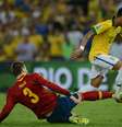 <p>Zagueiro espanhol Pique levanta a perna, para Neymar com falta e é expulso</p>  Foto: Daniel Ramalho / Terra