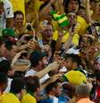 <p>Torcida vai à loucura com comemoração de Neymar</p>  Foto: Daniel Ramalho / Terra