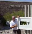 Craig Blanchard posa ao lado de termômetro marcando 130°F (54,4°C) no Parque Nacional de Death Valley no sábado. A medida não era oficial  Foto: Reuters