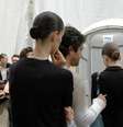 <p>Modelos e assistentes aguardavam na fila do banheiro no backstage do desfile da Dior</p>  Foto: Daniela Fetzner / Especial para Terra