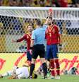 <p>Piqué fez uma falta, mas foi um duro carrinho em Neymar, o que lhe rendeu a expulsão</p>  Foto: Ricardo Matsukawa / Terra