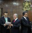 <p>Temer e Cardozo entregam as propostas aos presidentes do Senado, Renan Calheiros (dir.), e da Câmara, Henrique Alves (esq.)</p>  Foto: Antonio Cruz / Agência Brasil