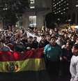 Bolivianos bloquearam um dos sentidos da avenida Paulista, em frente ao consulado de seu país, para protestar contra o assassinato do menino Brayan Yanarico Capcha  Foto: Gabriela Biló / Futura Press