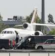 Avião de Evo Morales aguarda na pista do Aeroporto Internacional de Viena  Foto: AFP