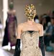 <p>Ele cobriu totalmente o rosto das modelos com máscaras ricamente bordadas</p>  Foto: AFP