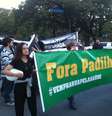 Manifestantes levaram faixa pedindo a saída do ministro Alexandre Padilha  Foto: Fernando Diniz / Terra