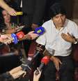 Morales conversa com repórteres no aeroporto de Viena  Foto: AP