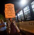 <p>Cerca de 300 manifestantes protestam desde o início da noite desta quinta-feira em frente ao prédio onde reside o governador do Rio de Janeiro, Sérgio Cabral (PMDB)</p>  Foto: Mauro Pimentel / Terra