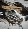 Buraco se abriu no asfalto, engolindo o carro de Pamela Knox   Foto: AP