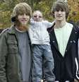 Os irmãos Travis e Levi têm altura acima da média, mas Nick tem menos de 90 cm  Foto: Daily Mail / Reprodução