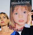 <p>Um cartaz com a foto da menina entre seus pais, Kate e Gerry</p>  Foto: AFP
