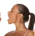 Uma das maneiras de eliminar o problema ou se prevenir dele é fazer uma correta higienização da boca  Foto: Shutterstock