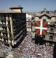 <p>Enorme bandeira do País Basco foi estendida em prédio de Pamplona, causando o atraso das festividades</p>  Foto: EFE