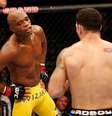 <p>Durante a luta, Anderson Silva colocou a m&atilde;o na cintura diante de Chris</p>  Foto: Getty Images 