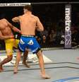 Anderson Silva não tentou se defender e sofreu um soco certeiro de esquerda no 2º round  Foto: Getty Images 