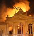 <p>Incêndio de grandes proporções atingiu o Mercado Público de Porto Alegre na noite do último sábado</p>  Foto: Felipe Schroeder Franke / Terra