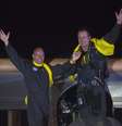 Bertrand Piccard e Andre Borschberg (dir.) acena após o pouso do avião Solar Impulse  Foto: Reuters