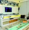 <p>A sala de estar reaproveita materiais, como vidro, garrafa pet e retalhos de tecido</p><p> </p>  Foto: Divulgação