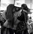<p>Anderson Silva publicou imagem em que aparece abraçado aos familiares</p>  Foto: Twitter / Reprodução