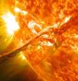 Forças magnéticas expelem 'matéria solar' além da coroa, em eventos conhecidos como 'ejeção de massa coronal'. Esta imagem aproximada mostra o fenômeno. As ejeções podem viajar a quase 1,4 mil quilômetros por segundo, alcançando o campo magnético da Terra em questão de dias  Foto: Nasa / Divulgação