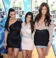 Celebridades como Kim Kardashian (à esq.), consideradas padrão de beleza, postam cada vez mais fotos e aumentam pressão de usuárias de estarem 'à altura', argumentam pesquisadores  Foto: facebook.com/KimKardashian / Reprodução