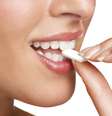 Além de auxiliar na higienização dos dentes, por meio do atrito da mastigação, o chiclete é usado em alguns tratamentos, como bruxismo e xerostomia (boca seca)  Foto: Shutterstock