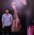 <p>Na divulgação do perfume, Dudu aparece na foto com a camisa aberta e mostra boa forma</p>  Foto: Léo Franco / AgNews