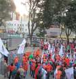 Cerca de 1,5 mil pessoas se reuniram na tarde desta quinta-feira na praça Rui Barbosa, no centro de Curitiba, em atos ligados à Greve Geral convocada por centrais sindicais em todo o País  Foto: Joyce Carvalho / Especial para Terra