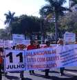 As principais ruas do centro da cidade foram interditadas e o ato foi acompanhado pela PM durante todo o trajeto, até a concentração em frente à prefeitura  Foto: Izabel Dias / Especial para Terra