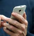 <p>O chairman do Google foi fotografado usando o Moto X</p>  Foto: AFP