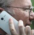 Chairman do Google é fotografado em evento nos Estados Unidos usando o Moto X, primeiro grande lançamento da Motorola após a compra pelo Google  Foto: EFE