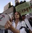 <p>Durante os protestos que ocorrerm pelo país, médicos e estudantes foram às ruas cobrar a aplicação do Revalida para profissionais formados no exterior</p>  Foto: Ricardo Matsukawa / Terra
