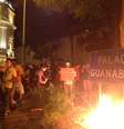 <p>Boneco representando Cabral foi incendiado em frente à sede do governo do Rio de Janeiro</p>  Foto: Giuliander Carpes / Terra